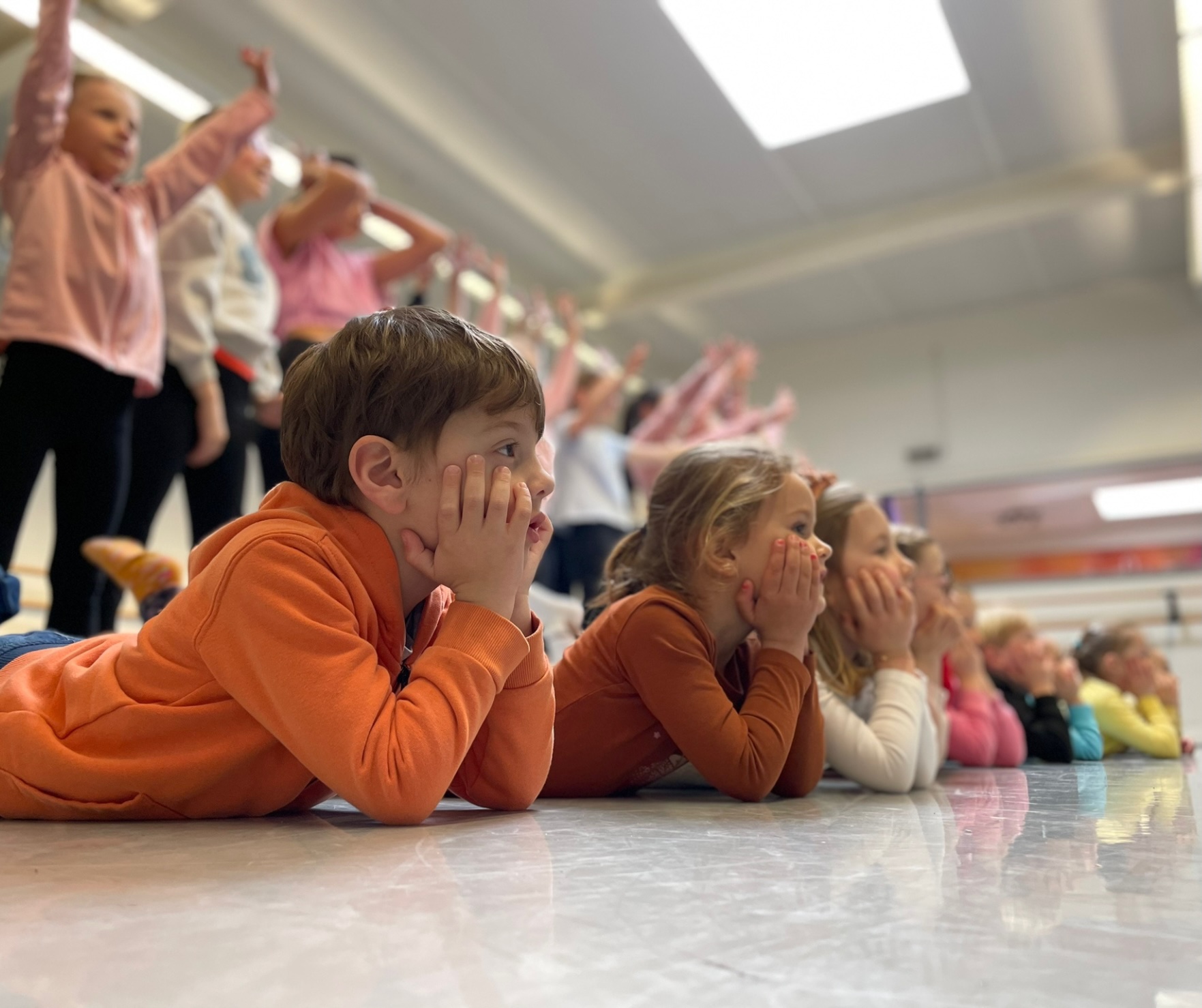 Kinderen backstage tijdens een Ndigo kamp